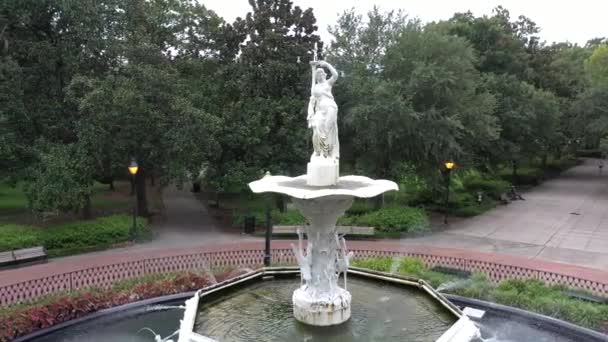 Беспилотник Savannah Georgia Public Park Water Fount Closer — стоковое видео