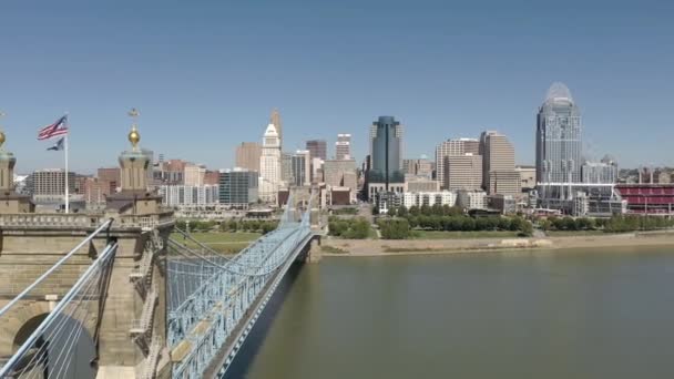 Drone Cincinnati Ohio Skyline Pan Historische Hangbrug Downtown City Cityscape — Stockvideo