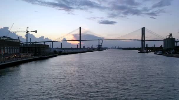 Drone Pan Επιστροφή Savannah Georgia River Και Κρεμαστή Γέφυρα Στο — Αρχείο Βίντεο