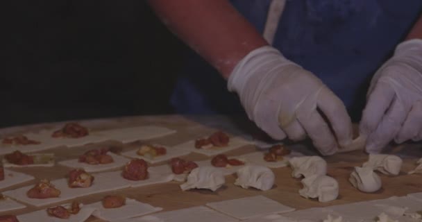 肉で満たされたKinkaliグルジアの餃子を作るベイカーは生地のツイストクヌブで作られました スローモーション — ストック動画