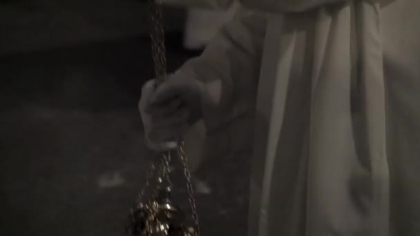 Katolik Hıristiyan Ocağın Içindeki Tütsüyü Kontrol Edip Dumanı Yaymak Için — Stok video
