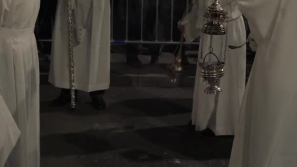 Religiös Procession Natten Broderskap Med Långa Vita Morgonrockar Som Bär — Stockvideo