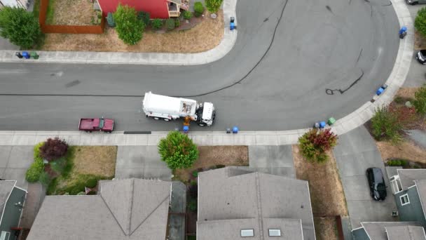 Vista Elevada Camião Serviço Público Que Recolhe Reciclagem Casas Suburbanas — Vídeo de Stock