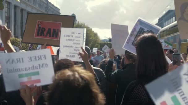 Люди Протестуют Против Репрессивного Иранского Режима После Смерти Махсы Амини — стоковое видео