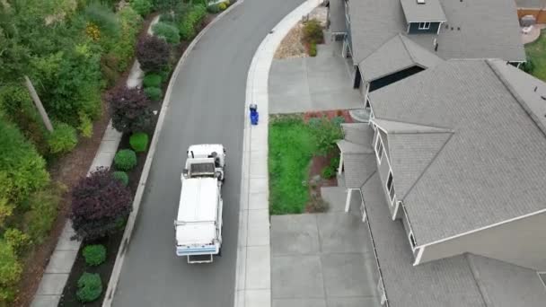 经过一个美国街区的庭院废物处理设施卡车后的空中景观 — 图库视频影像