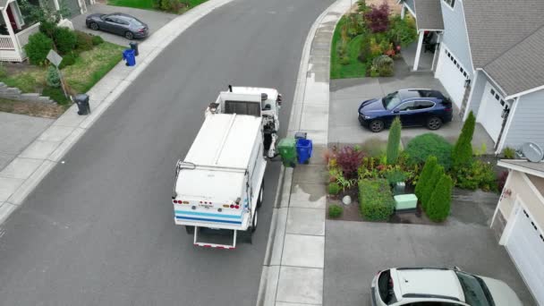 Aerial Shot Waste Management Truck Picking Yard Waste Suburban Neighborhood — Stock Video