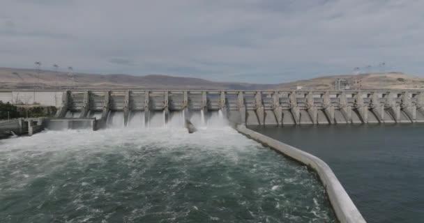 Avión Tripulado Una Presa Hidroeléctrica Largo Del Río Columbia Grabado — Vídeos de Stock