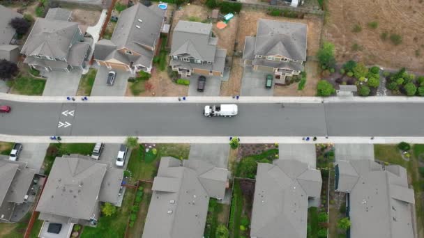 Aerial Shot Waste Facilities Vehicle Driving Suburban Neighborhood Looking Yard — Stock Video