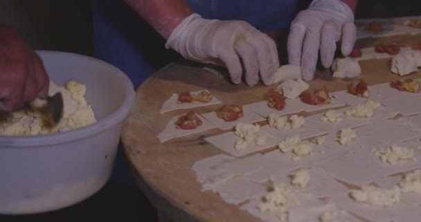 Fırıncı Elleri Nin Khinkali Gürcistan Usulü Peynirle Doldurulmuş Hamur Tatlısı — Stok video