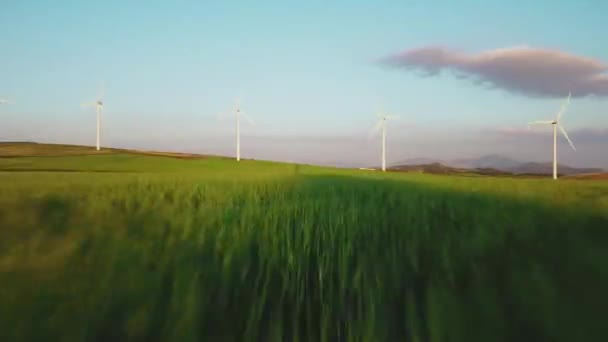 Flying Grassland Wind Turbines Array Background Ανεμόμυλος Στην Εξοχή Της — Αρχείο Βίντεο