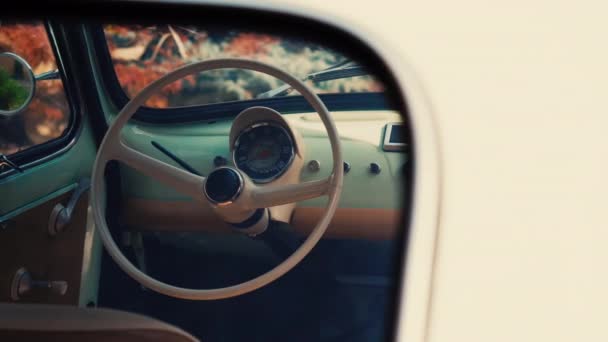 Stopařský Záběr Interiérem Upraveného Starého Fiatu 500 — Stock video