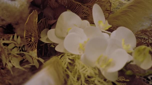 Tracking Shot Con Bouquet Bohemio Ceremonial Con Orquídea Blanca Medio — Vídeo de stock
