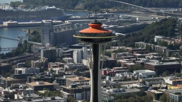 Enge Luftaufnahme Der Absenkung Der Seattle Space Needle Die Aufzüge — Stockvideo