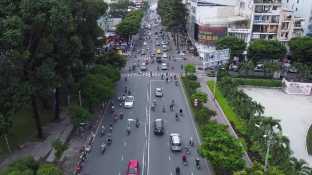 Motorkerékpárok Chi Minh Belvárosában Emelkedett Kilátás Utcára Alábbi — Stock videók