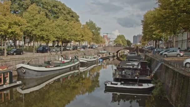 Szeroki Tilt Dół Łodzi Mieszkalnych Innych Statków Kanałach Groningen Miasta — Wideo stockowe