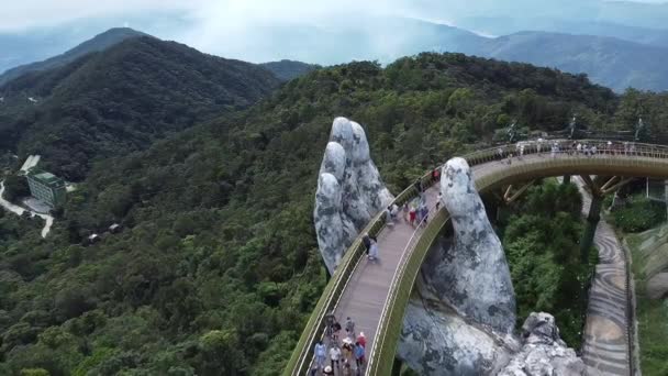 Kuuluisa Silta Hallussa Jättiläinen Käsissä Hills Danang Vietnam Drone Vetäytyminen kuvapankkivideo