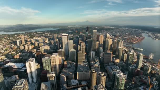 サンセット時にシアトルの高層ビルから飛び出すドローン — ストック動画