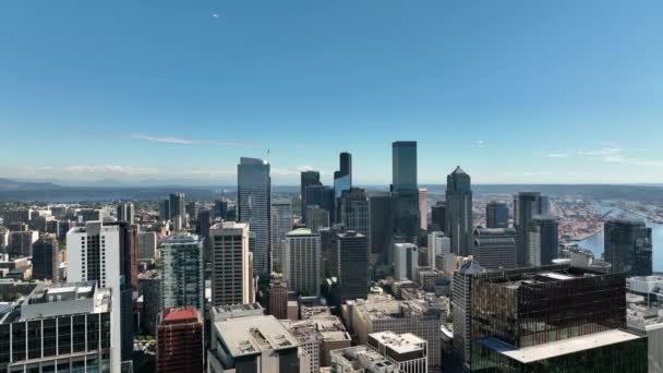 ダウンタウンのシアトル高層ビルを飛ぶドローンショット暖かい太陽がいっぱいの日に — ストック動画