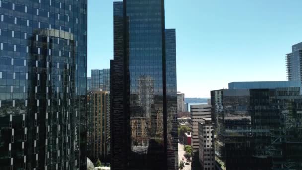 Υψώνοντας Εναέρια Άποψη Ενός Ουρανοξύστη Στο Κέντρο Του Σιάτλ — Αρχείο Βίντεο