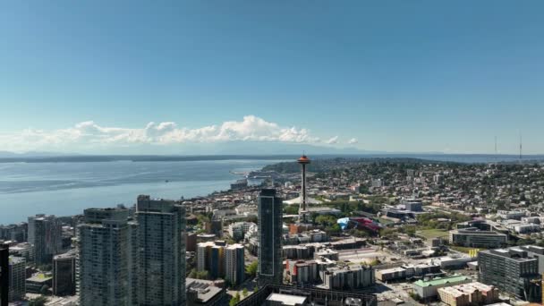 Ευρεία Εναέρια Άποψη Πιέζει Προς Seattle Space Needle Μια Ζεστή — Αρχείο Βίντεο