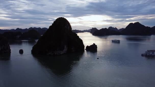 Luchtsilhouet Uitzicht Long Bay Net Zonsondergang Dolly Voorwaarts Oplopend Schot — Stockvideo