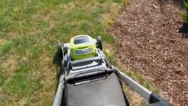 動力を動力とする芝刈りの一人称視点 — ストック動画