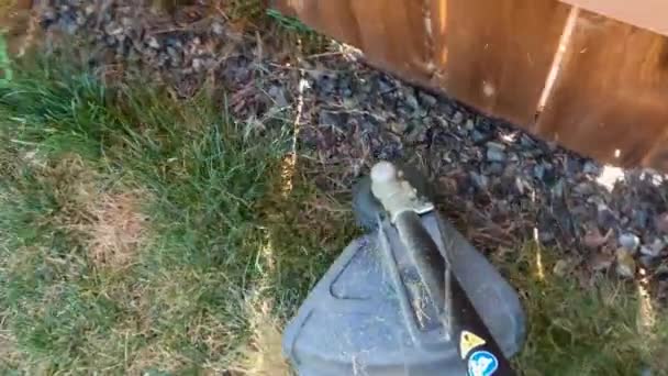 Tight Shot Weed Wacker Cleaning Overgrown Edges Suburban Lawn — Vídeo de stock