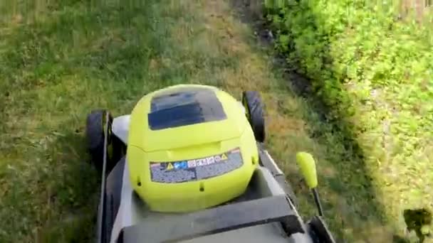 Action Kamera Skott Elektrisk Gräsklippare Snabbt Rör Sig Längs Rabatt — Stockvideo