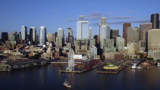 Seattle Waterfront Piers Sunlit Downtown Ουρανοξύστες Aerial Ending Shot — Αρχείο Βίντεο