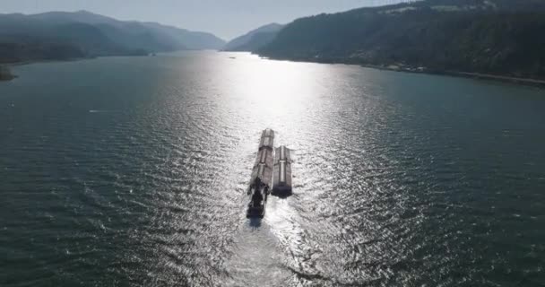 Drohne Eines Lastkahns Das Die Columbia River Gorge Hinunterfährt Schuss — Stockvideo