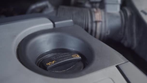 机电工程师从汽车的油箱上拔下螺丝盖 — 图库视频影像