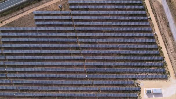 Pohled Shora Velké Solární Panelové Pole Generátorem Energie Silnicemi Okolí — Stock video