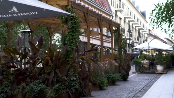 Eski Kasaba Caddenin Ortasındaki Parmaklıklar Yoldan Geçen Insanlar Boş Bar — Stok video