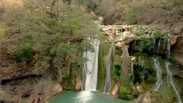 一群人在墨西哥哈利斯科州Chiquilistln附近的Cascada Comala公园欣赏瀑布周围的景色拍照 还有一群人欣赏游泳 无人机射中 — 图库视频影像