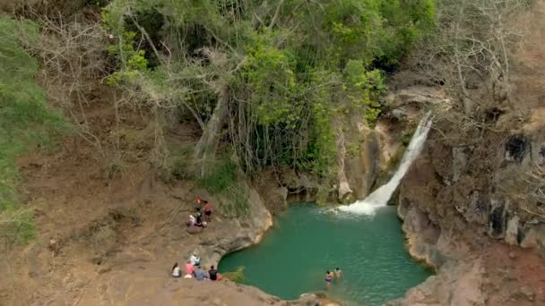 Folk Simmar Och Kopplar Cascada Comala Park Med Imponerande Vattenfall — Stockvideo