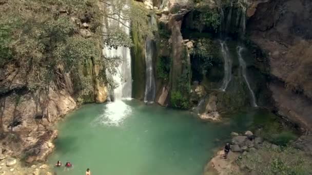 Turyści Pływający Naturalnym Basenie Cascada Comala Park Chiquilistlan Jalisco Meksyk — Wideo stockowe