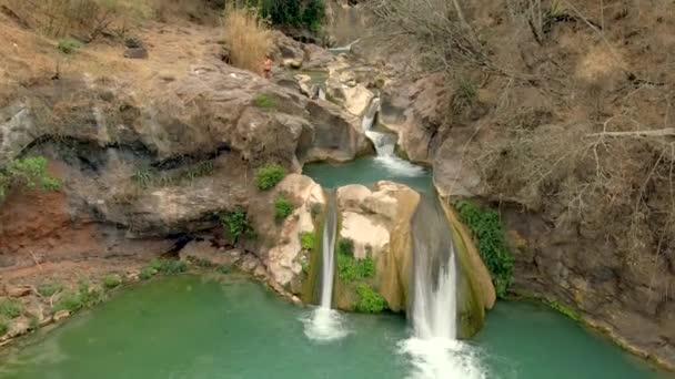 Turyści Pływać Spędzać Czas Cieszyć Się Widokiem Wodospady Cascada Comala — Wideo stockowe
