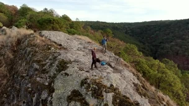 墨西哥哈利斯科州Sierra Quila的两位男性远足者从著名的Piedras Blancas大白岩顶上欣赏大自然景观 无人机旋转射击 — 图库视频影像