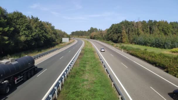 Bilar Och Lastbilar Som Cirkulerar Smidigt Den Spanska Tvåvägs Motorvägen — Stockvideo