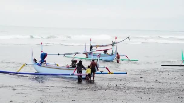 Pan Shot Zoom Van Vissers Die Typisch Indonesische Kano Zee — Stockvideo