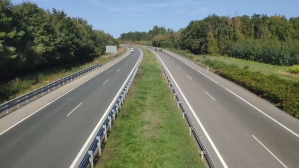 Autos Und Lkws Fließenden Verkehr Auf Der Spanischen Autobahn Mit — Stockvideo