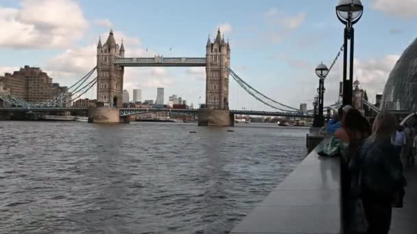 イギリス ロンドンのタワーブリッジ近くで自撮り写真を撮る人 — ストック動画