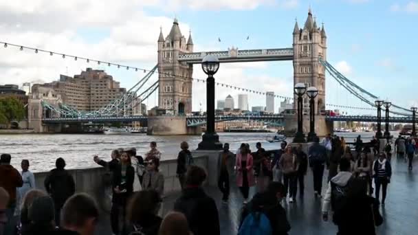 Menschen Gehen Auf Dem Queens Walk London Auf Die Tower — Stockvideo