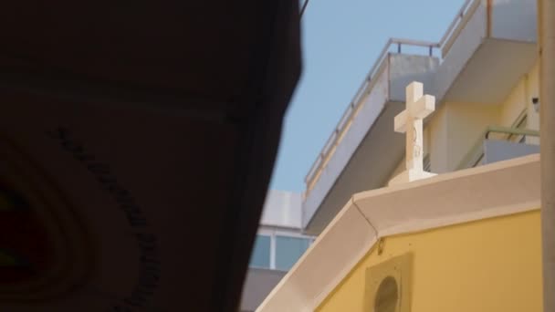 阳光明媚的日子里 克里斯琴的十字架在赫拉克伦乳酪街的屋顶上 — 图库视频影像