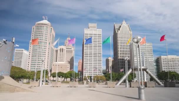Hart Plaza Detroit Michigan Con Banderas Ondeando Video Gimbal Caminando — Vídeos de Stock