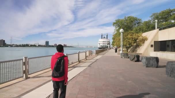 Man Walking Detroit Michigan Riverwalk — Stock Video