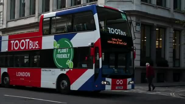 Tootbus Coche Hacia Torre Londres Reino Unido — Vídeos de Stock