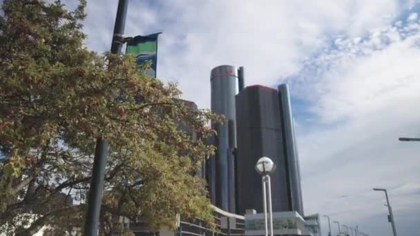 Detroit Michigan Daki Rönesans Merkezi Ağaçların Önünden Ileri Doğru Yürüyen — Stok video