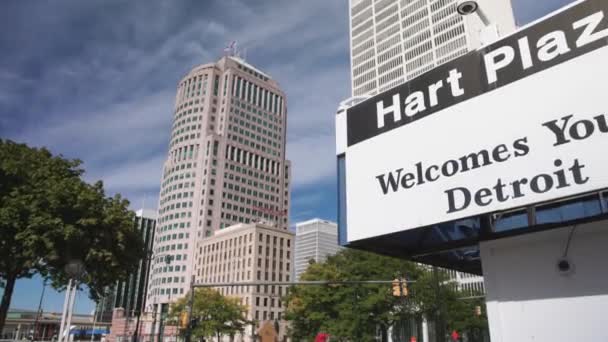 Hart Plaza Välkommen Till Detroit Skylt Med Video Panorering Vänster — Stockvideo