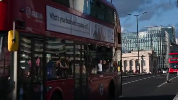 Upp För Bussar När Korsar Vägen London Storbritannien — Stockvideo